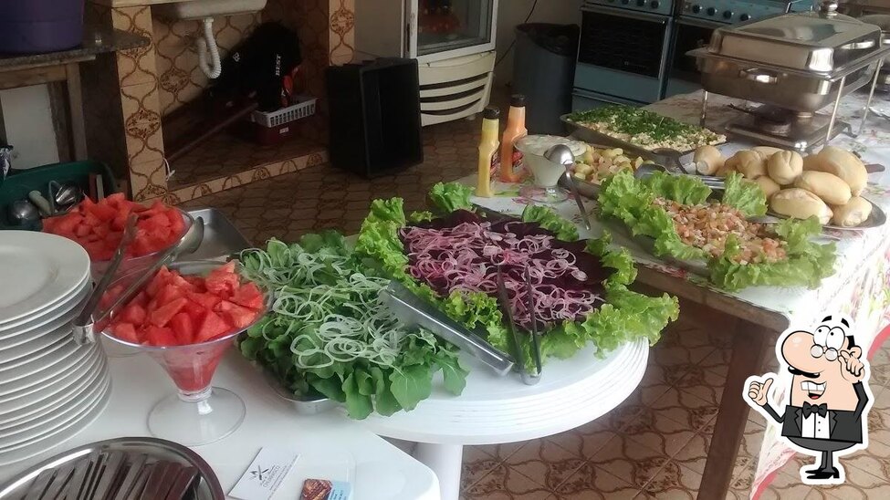 Sente em uma das mesas no Sete Lagos Restaurante Caipira.