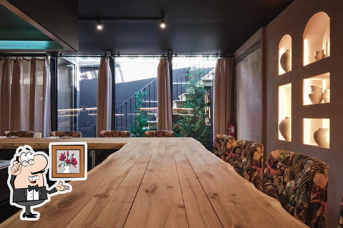 Sente em uma das mesas no 2Monkeys Restaurant.