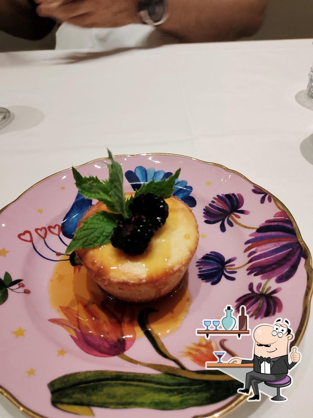 Gli interni di Le Chiavi D'Oro ristorante.