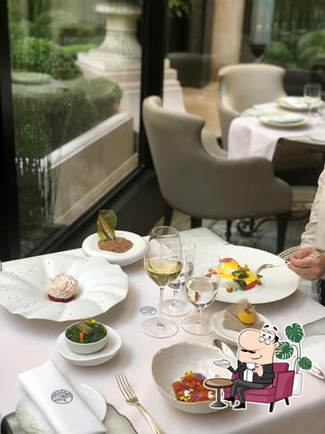 Installez-vous à l'une des tables de L’Orangerie.