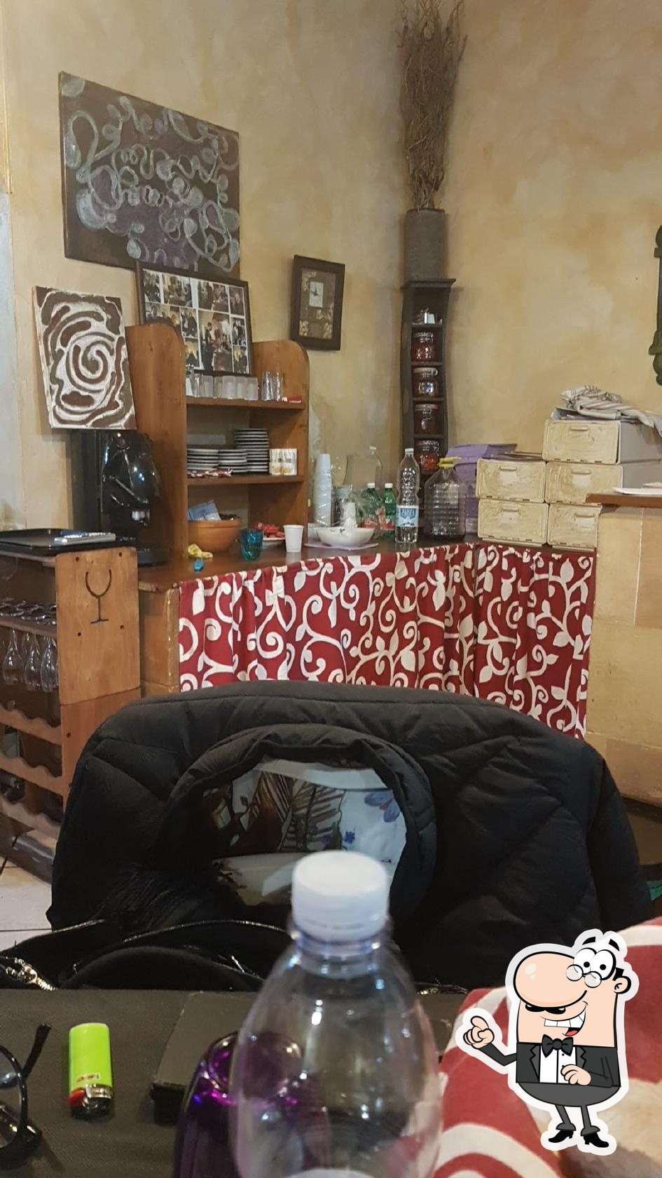 Siediti a un tavolo di La Cantina. Siediti a un tavolo di La Cantina.