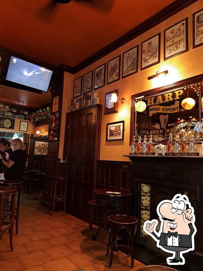 Gli interni di Mulligans Irish Pub & Whisky bar.