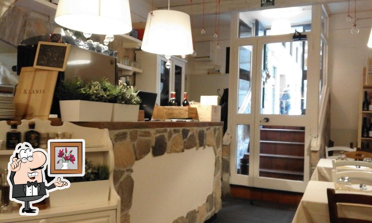 Dai un'occhiata agli interni di La Taverna del Portico.