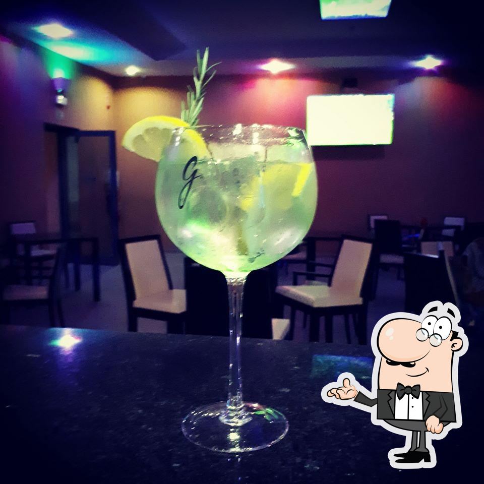 Sente em uma das mesas no Café Insigne.