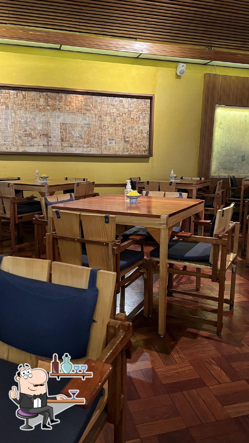 Sente em uma das mesas no Restaurante Mestiço.