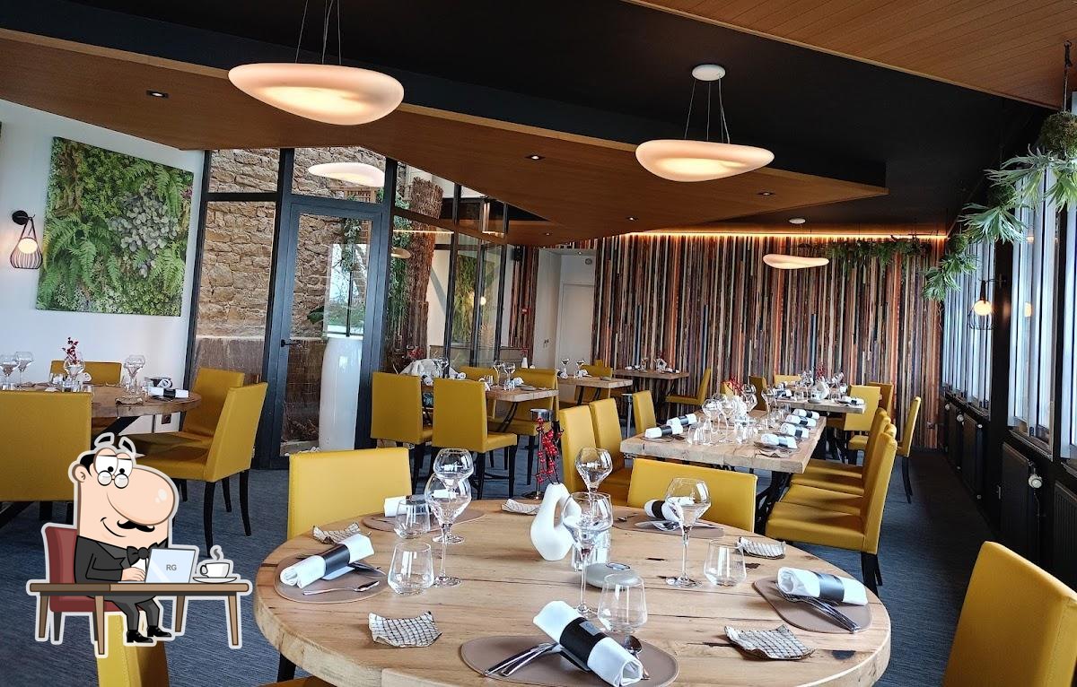 Installez-vous à l'une des tables de Le Poisson d'Or.