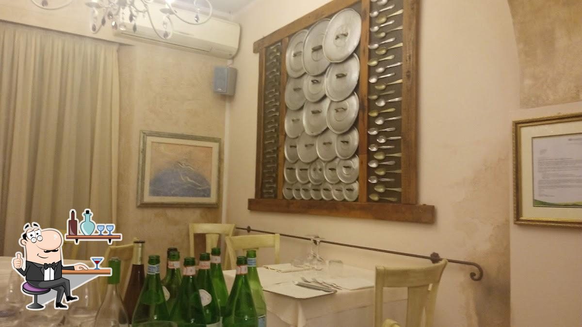 Gli interni di Osteria San Paolo.