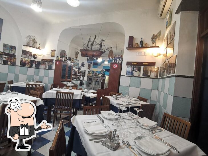 Siediti a un tavolo di Ristorante Dora.