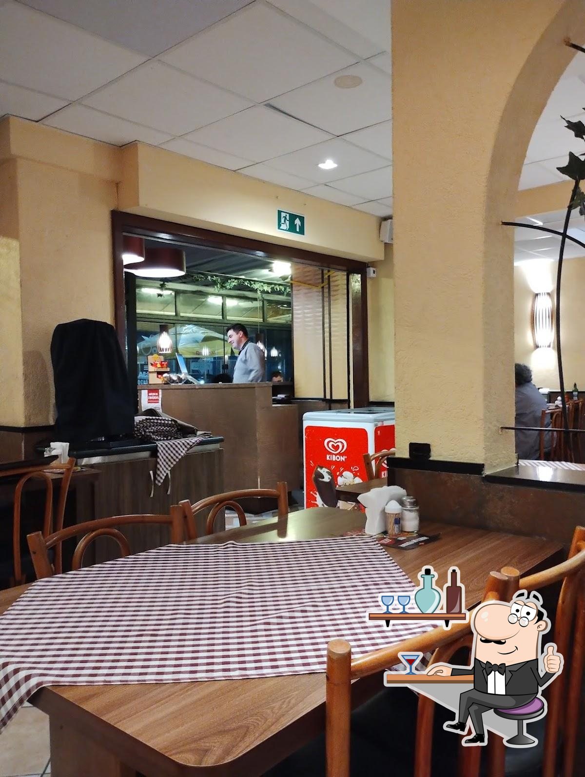 Sente em uma das mesas no Restaurante Fontana Bom Fim Porto Alegre.