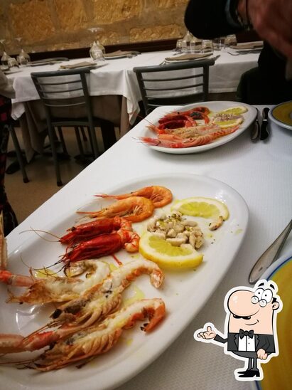 Siediti a un tavolo di Ristorante Sakalleo Ristorante di Pesce.