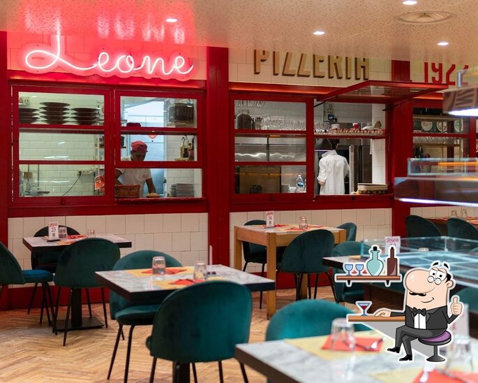 Siediti a un tavolo di Antica Pizzeria Leone.