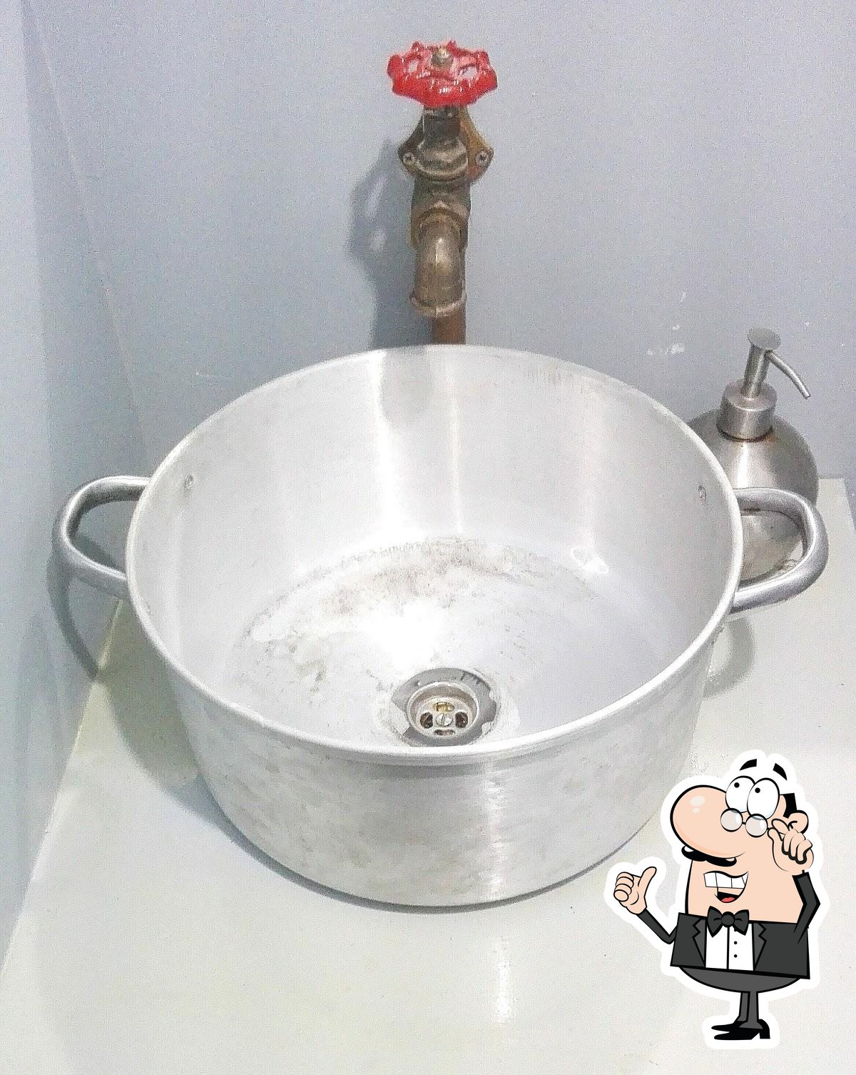 Sente em uma das mesas no Mestrias Tasca Nova.