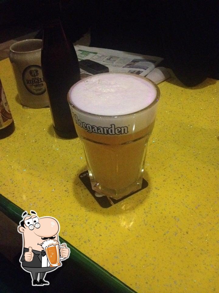 Puoi prenderti un rinfrescante bicchiere di birra chiara o scura.
