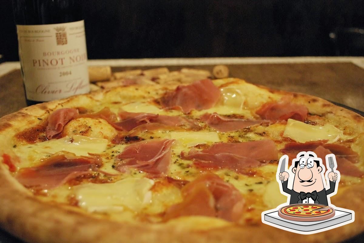 Consiga pizza no Jullia Pizzaria - Santana.