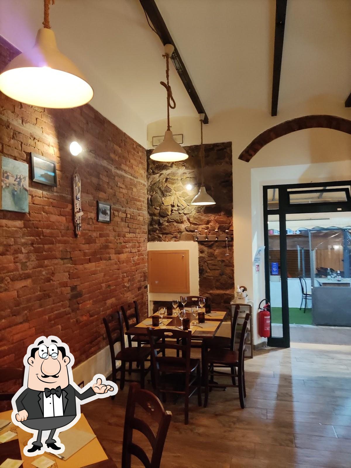 Siediti a un tavolo di 57025 Bistrot. Siediti a un tavolo di 57025 Bistrot.