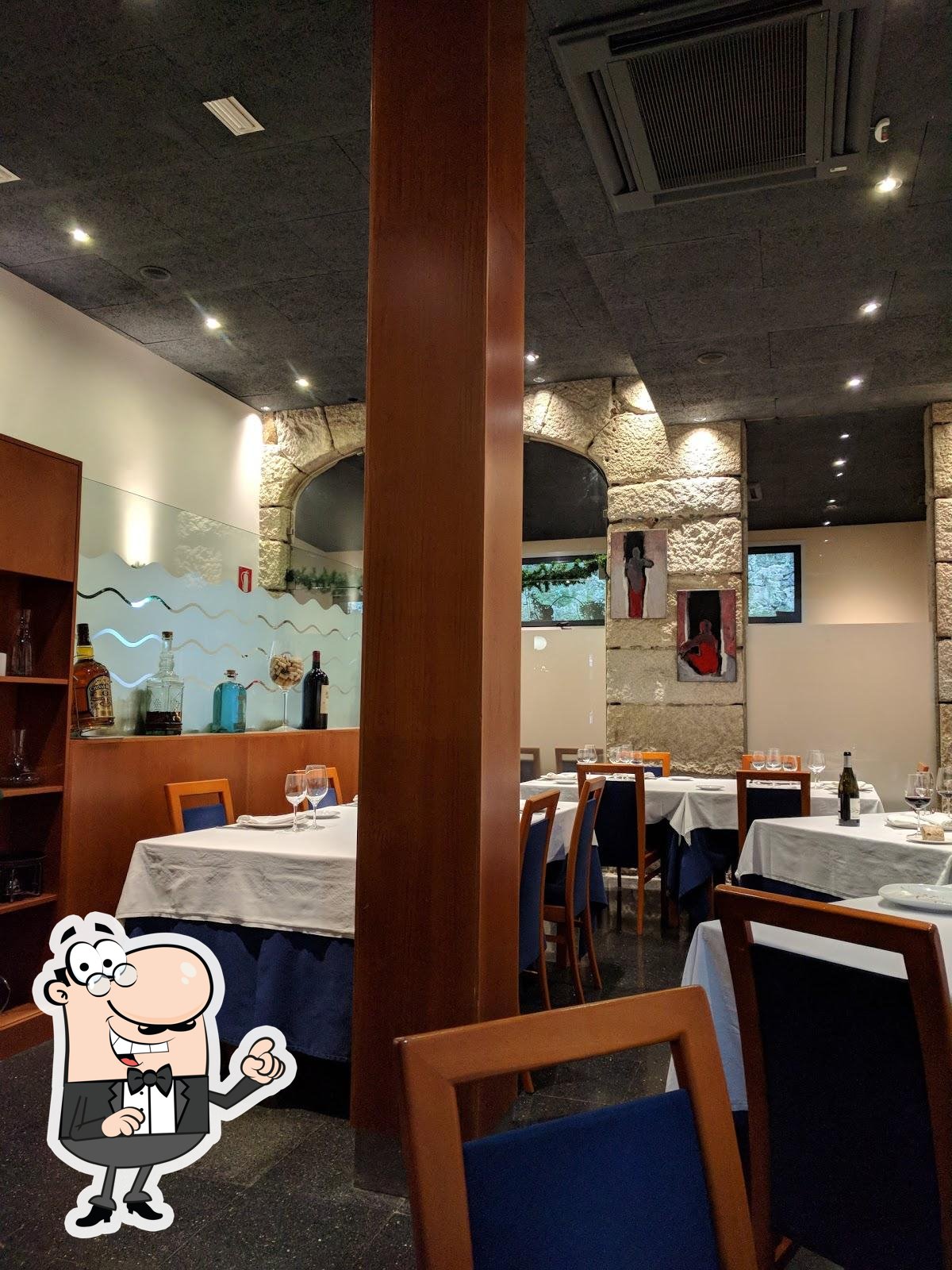 Siéntate a una de las mesas de Restaurante Casa Moncho.