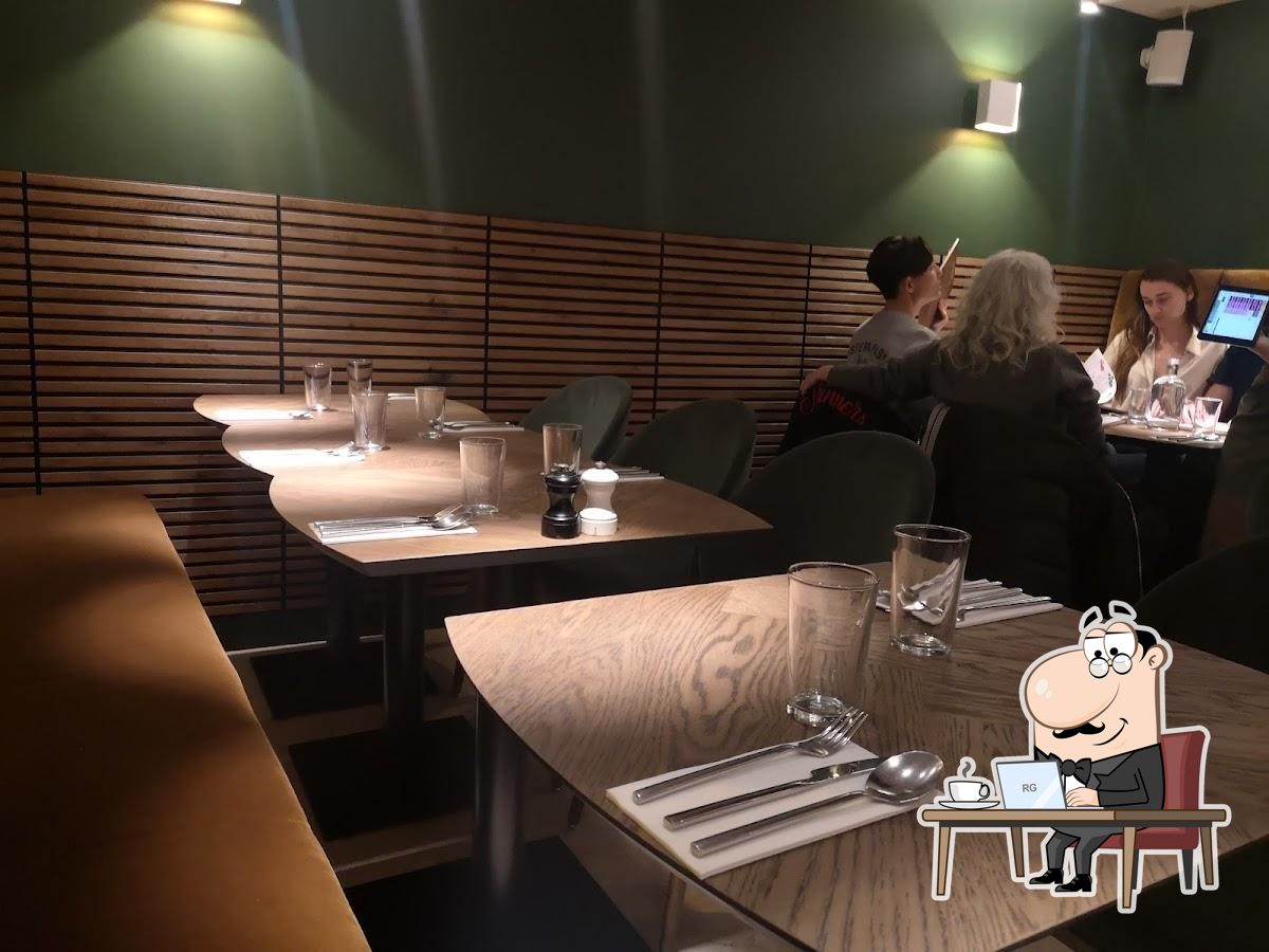 Installez-vous à l'une des tables de Le Potager de Charlotte.