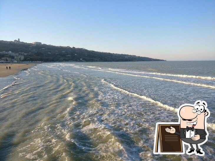 Puoi goderti l'aria fresca da seduto all'esterno di Caffè il Pontile.