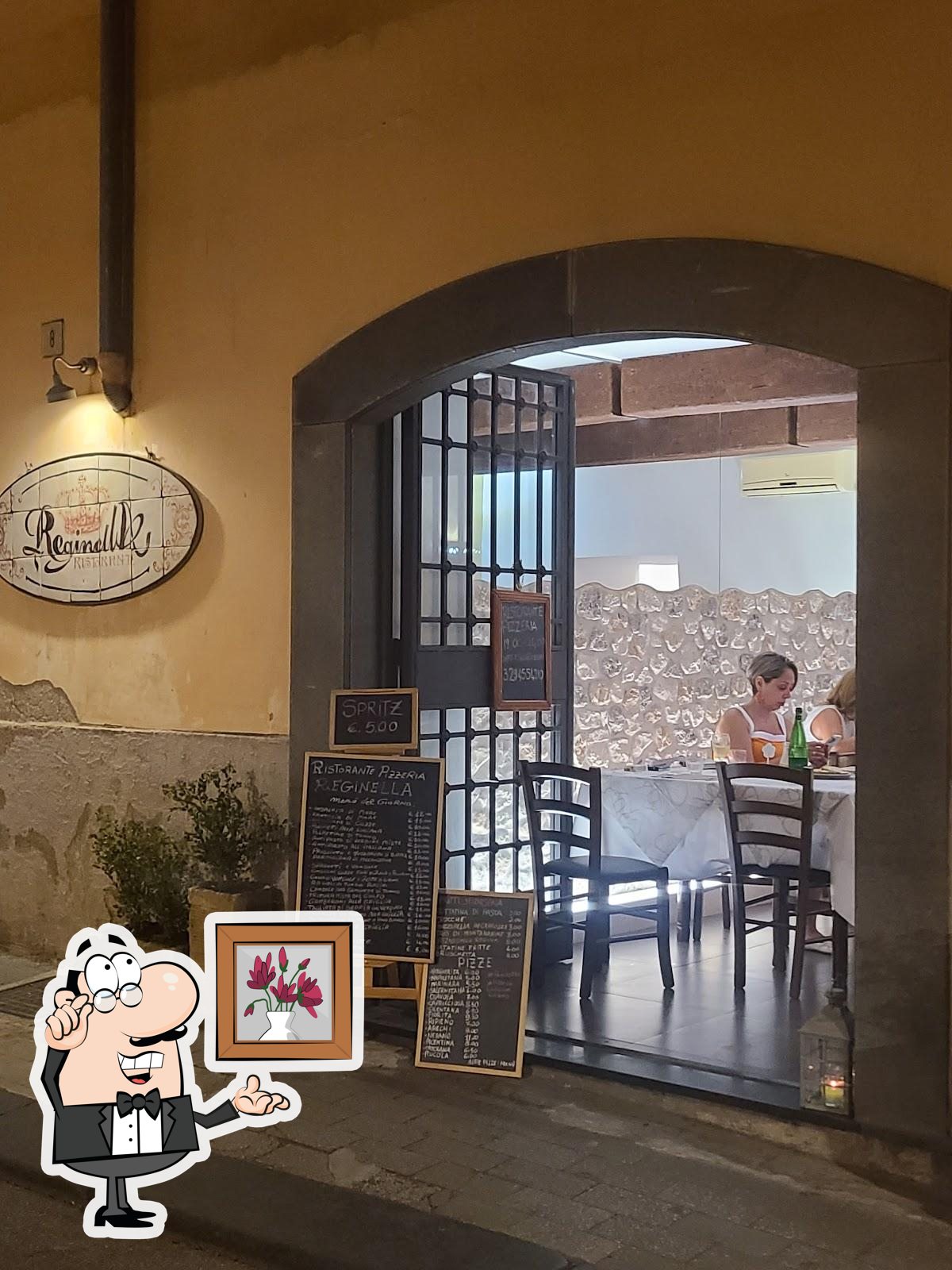 Dai un'occhiata agli interni di Ristorante Pizzeria Reginella.