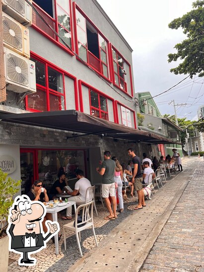 Sente em uma das mesas no Pasta em Casa - Unidade Rio Vermelho Restaurante de Culinária Italiana em Salvador.