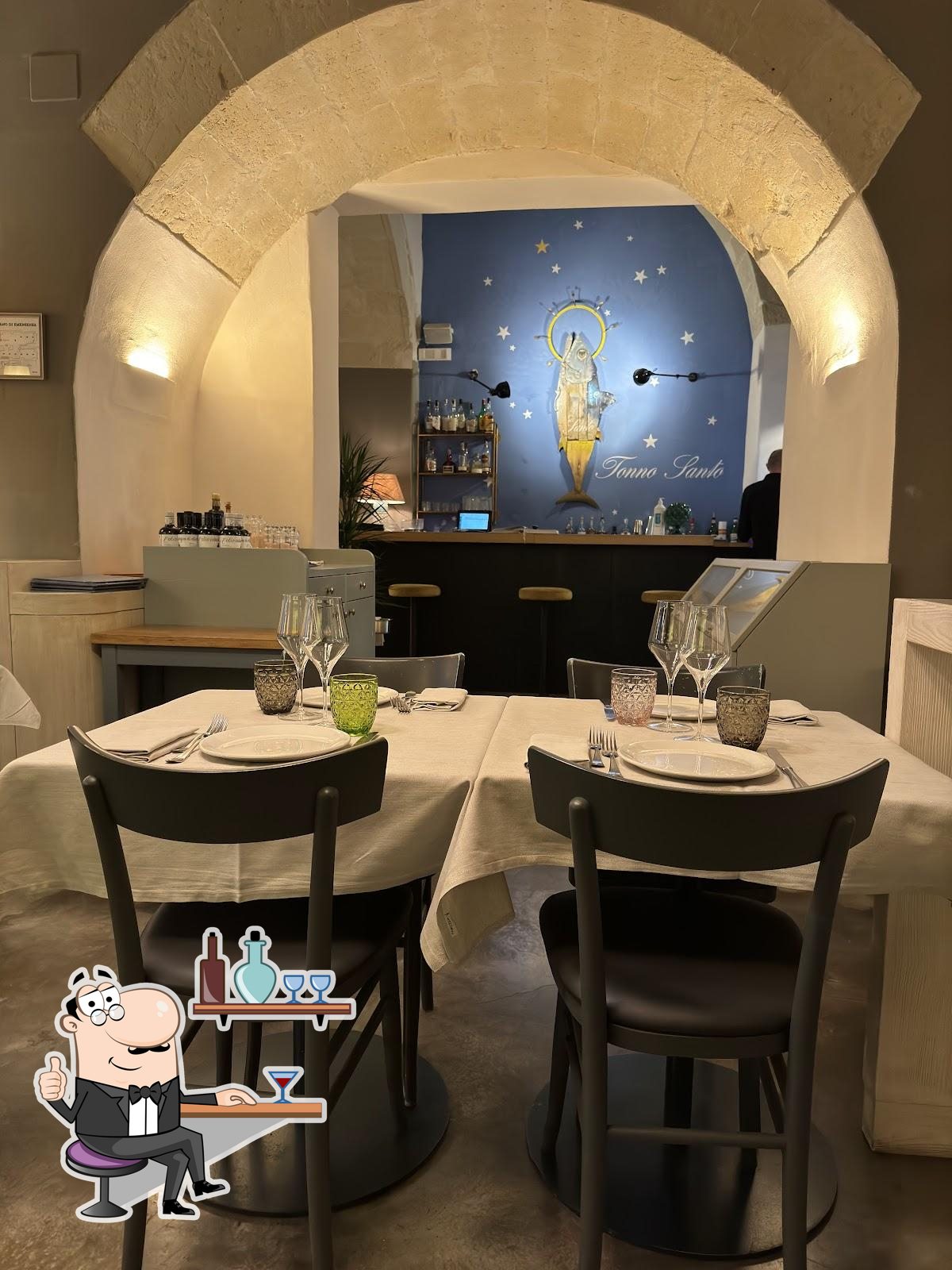 Siediti a un tavolo di Pescheria Con Cottura.