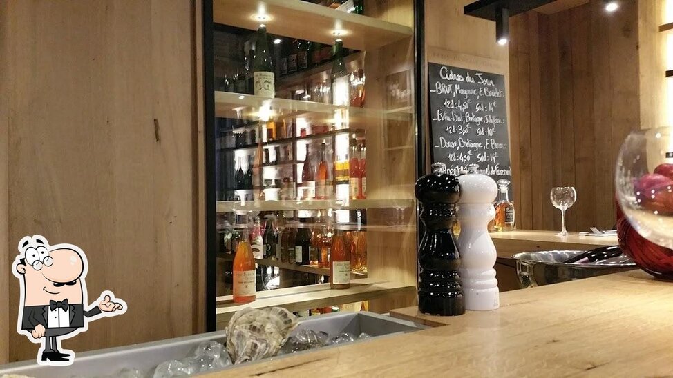 Installez-vous à l'une des tables de Comptoir Breizh Café Saint-Malo La Crêpe Autrement.