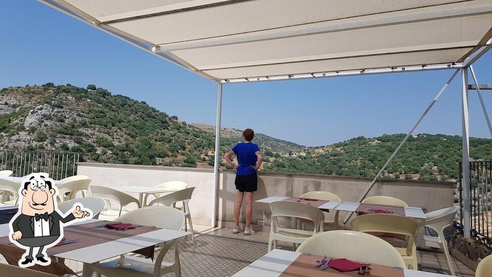 Siediti a un tavolo di La Terrazza dell'Orologio.