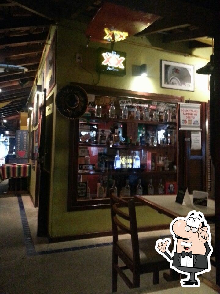 Sente em uma das mesas no Taco Surf.