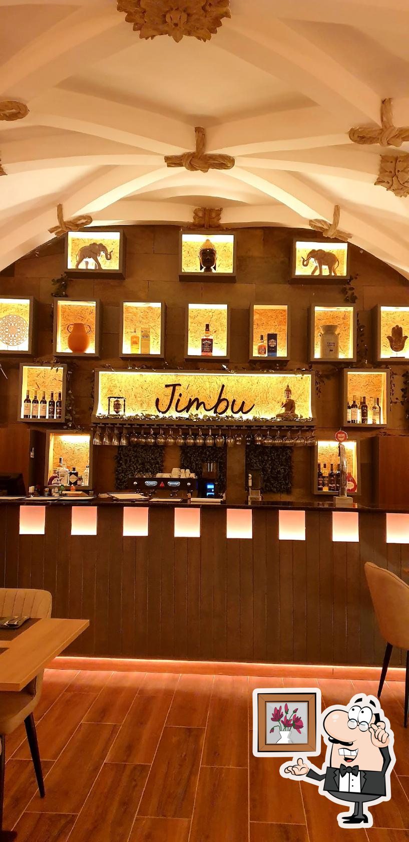 Sente em uma das mesas no JIMBU.