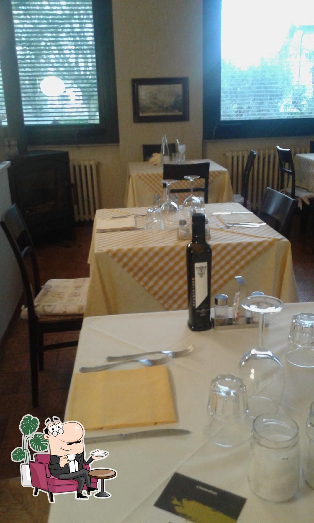 Gli interni di trattoria il fiore.
