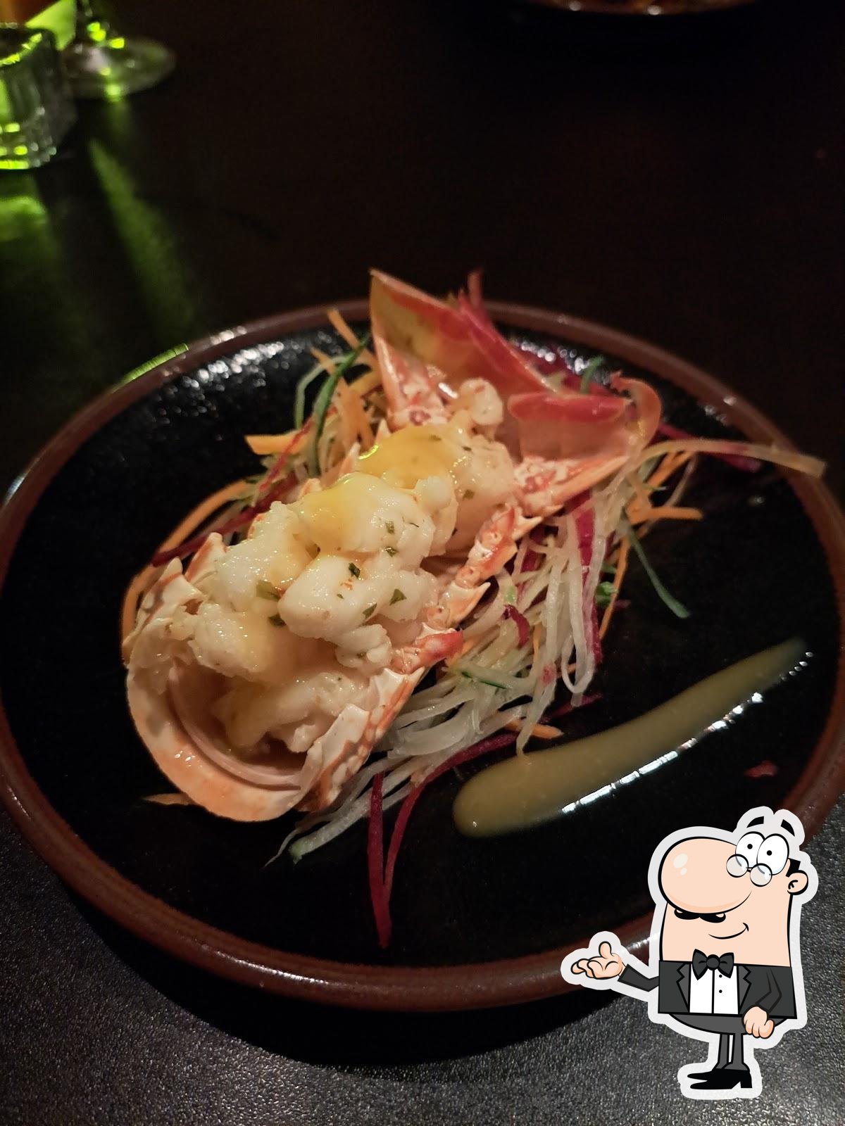 Sente em uma das mesas no Aya Japanese Cuisine.