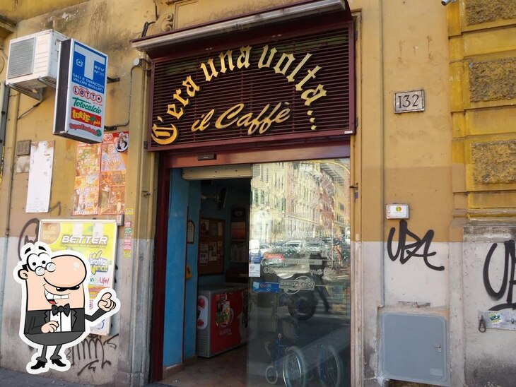 Siediti a un tavolo di Caffè Villa Mercede.