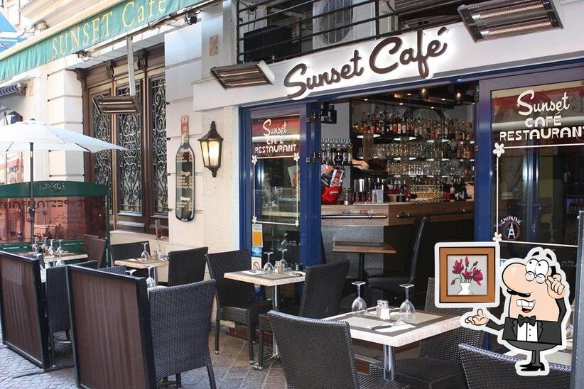 Découvrez l'intérieur de Sunset Café.