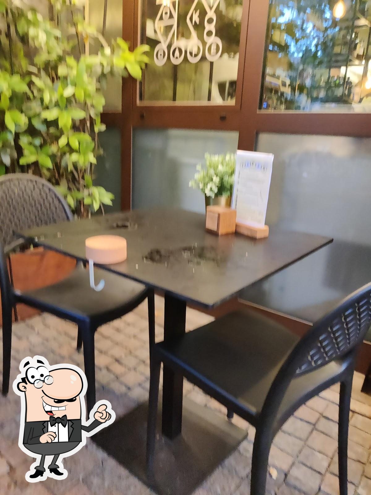 Siediti a un tavolo di Zooky Cafè.