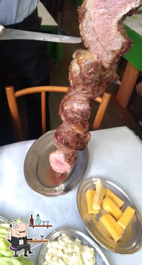 Sente em uma das mesas no Churrascaria dos Gringos.