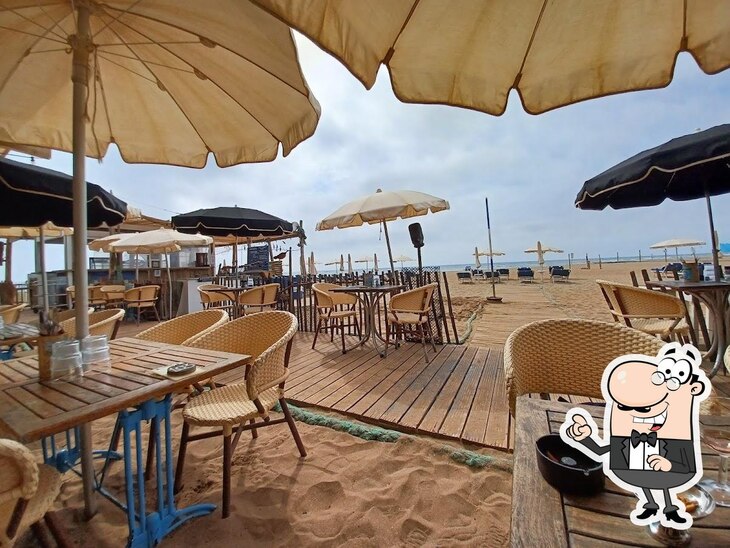 Installez-vous à l'une des tables de Plage les Voiles.