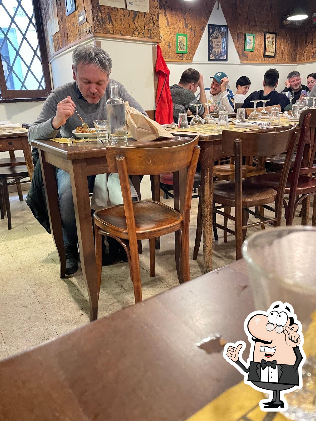 Dai un'occhiata agli interni di Taverna Romana.