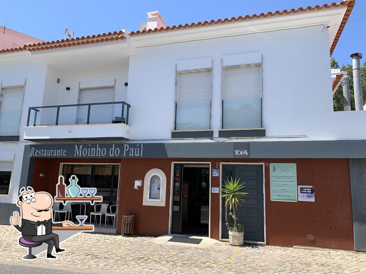 Sente em uma das mesas no Moinho do Paúl.