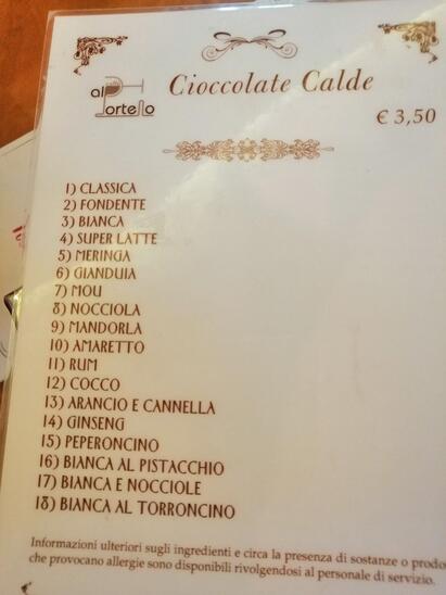 Il menu offre un'ampia varietà di piatti.