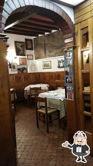 Siediti a un tavolo di Trattoria da Ruggero.