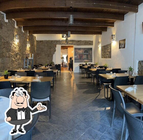 Installez-vous à l'une des tables de Ristorante Pizzeria Giropizza - Triku.