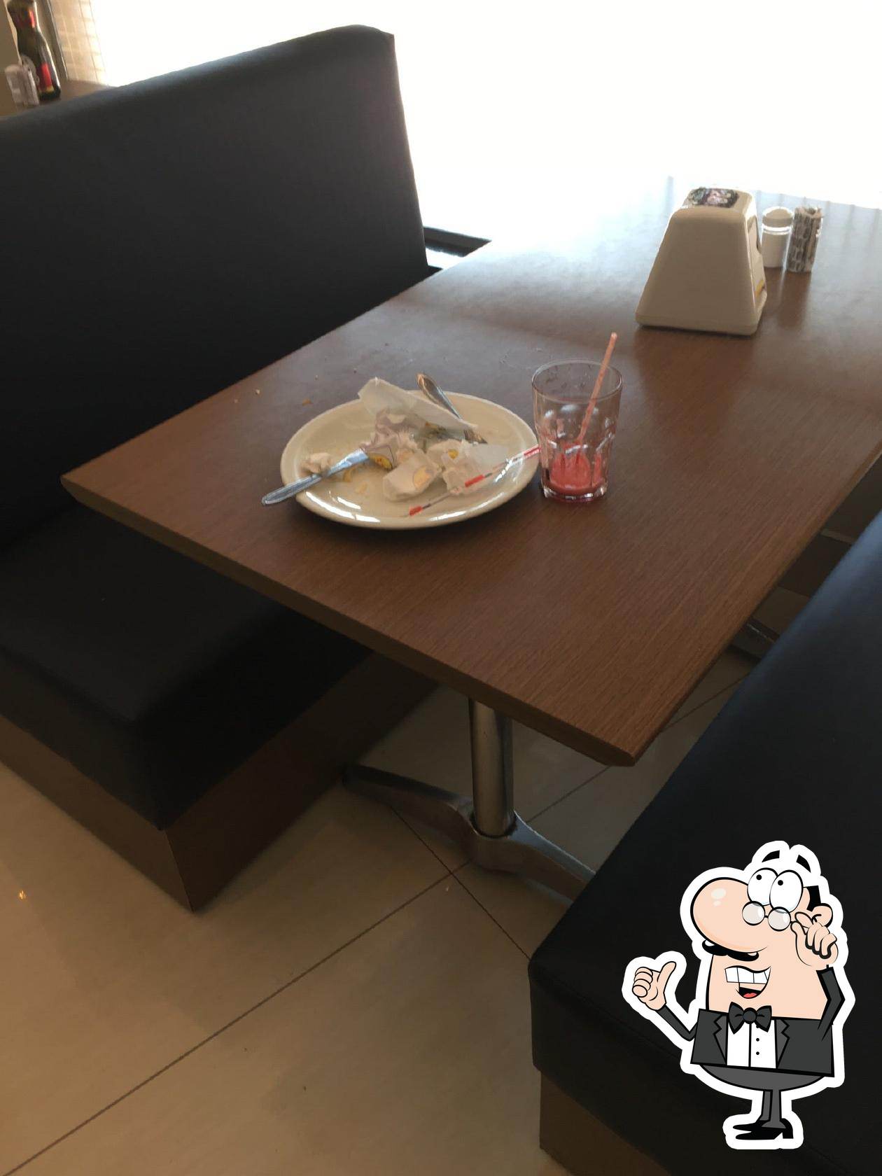 Sente em uma das mesas no Padaria Vitória Régia - SBC.