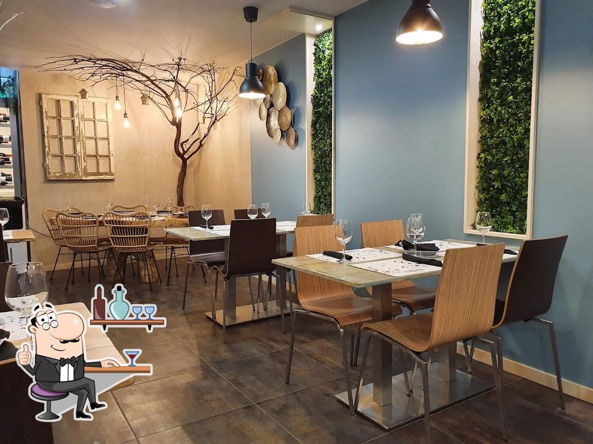 Sente em uma das mesas no D' Encantar Restaurante.