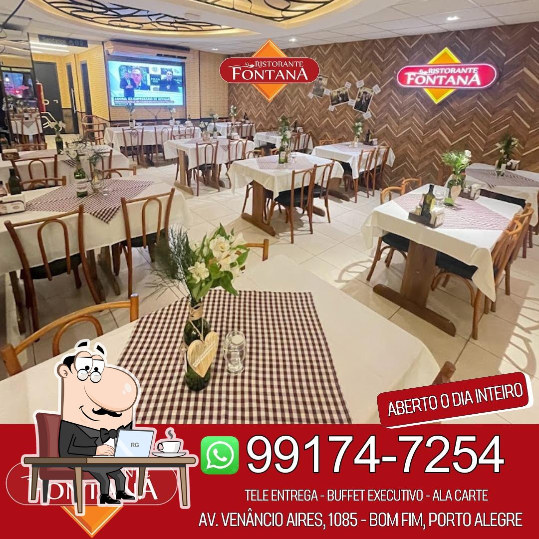 Sente em uma das mesas no Restaurante Fontana Bom Fim Porto Alegre.