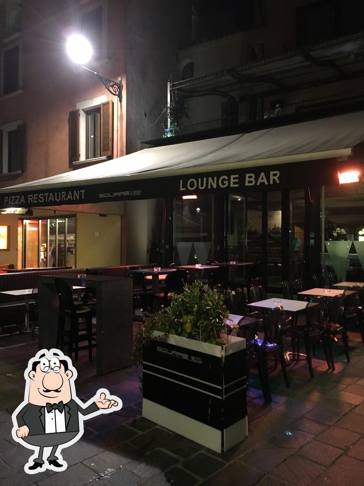 Siediti a un tavolo di Square 16.