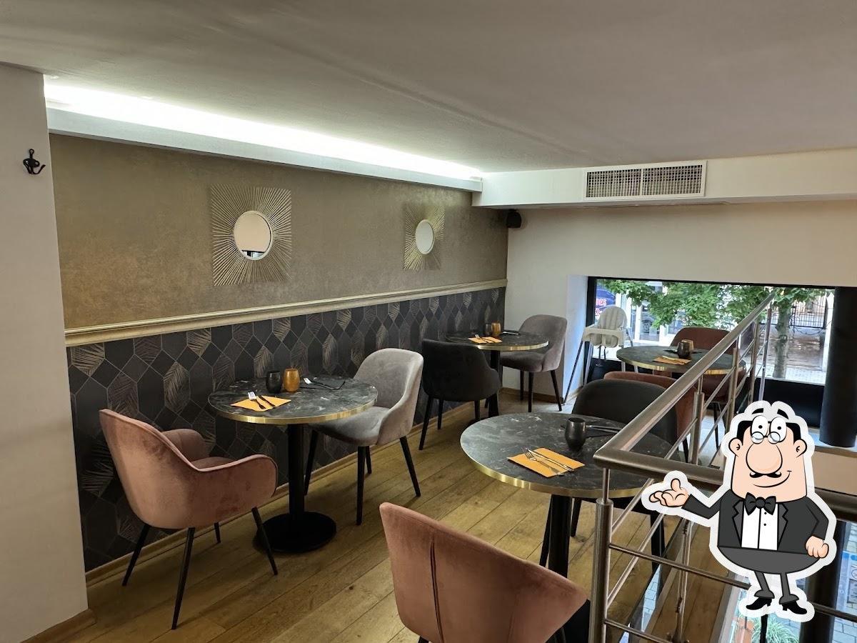 Installez-vous à l'une des tables de L'Un des Sens.