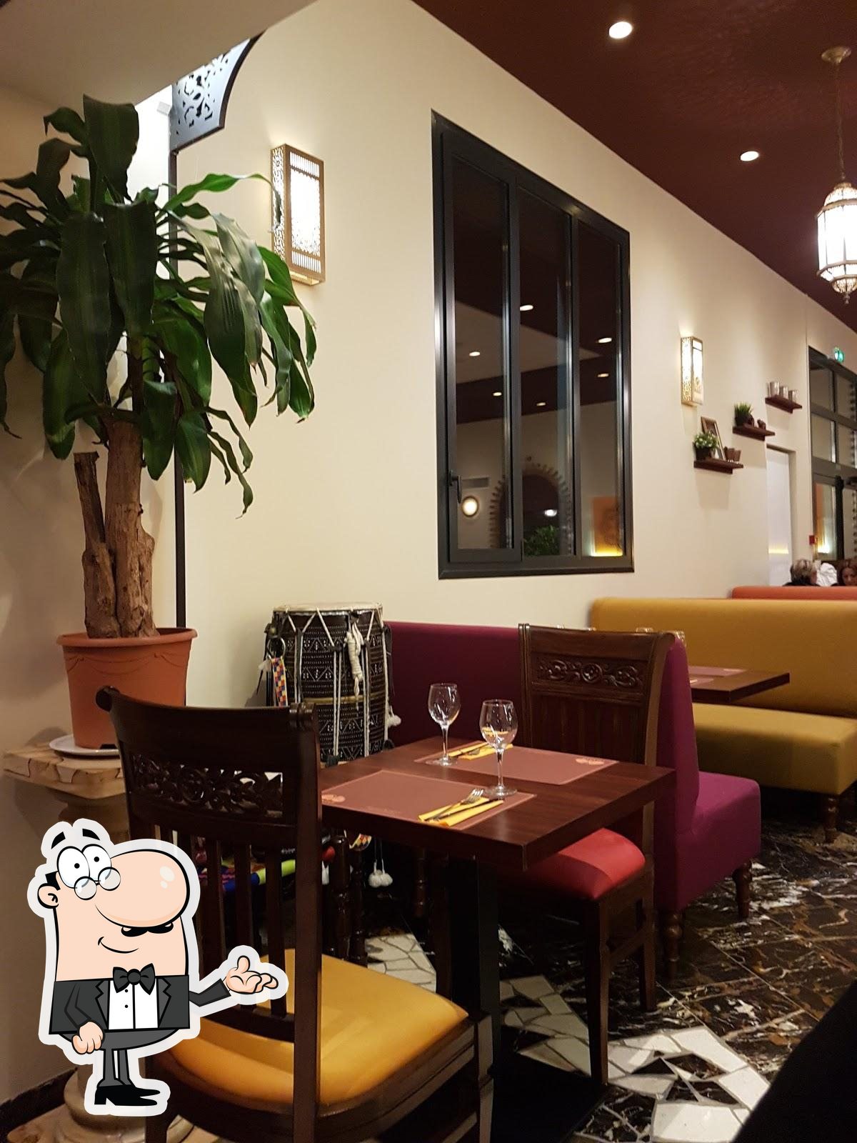 Installez-vous à l'une des tables de Punjab Reims.