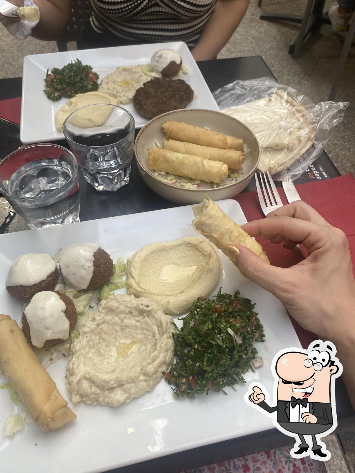 Installez-vous à l'une des tables de Le Roi Falafel - Restaurant Libanais Lyon 2.