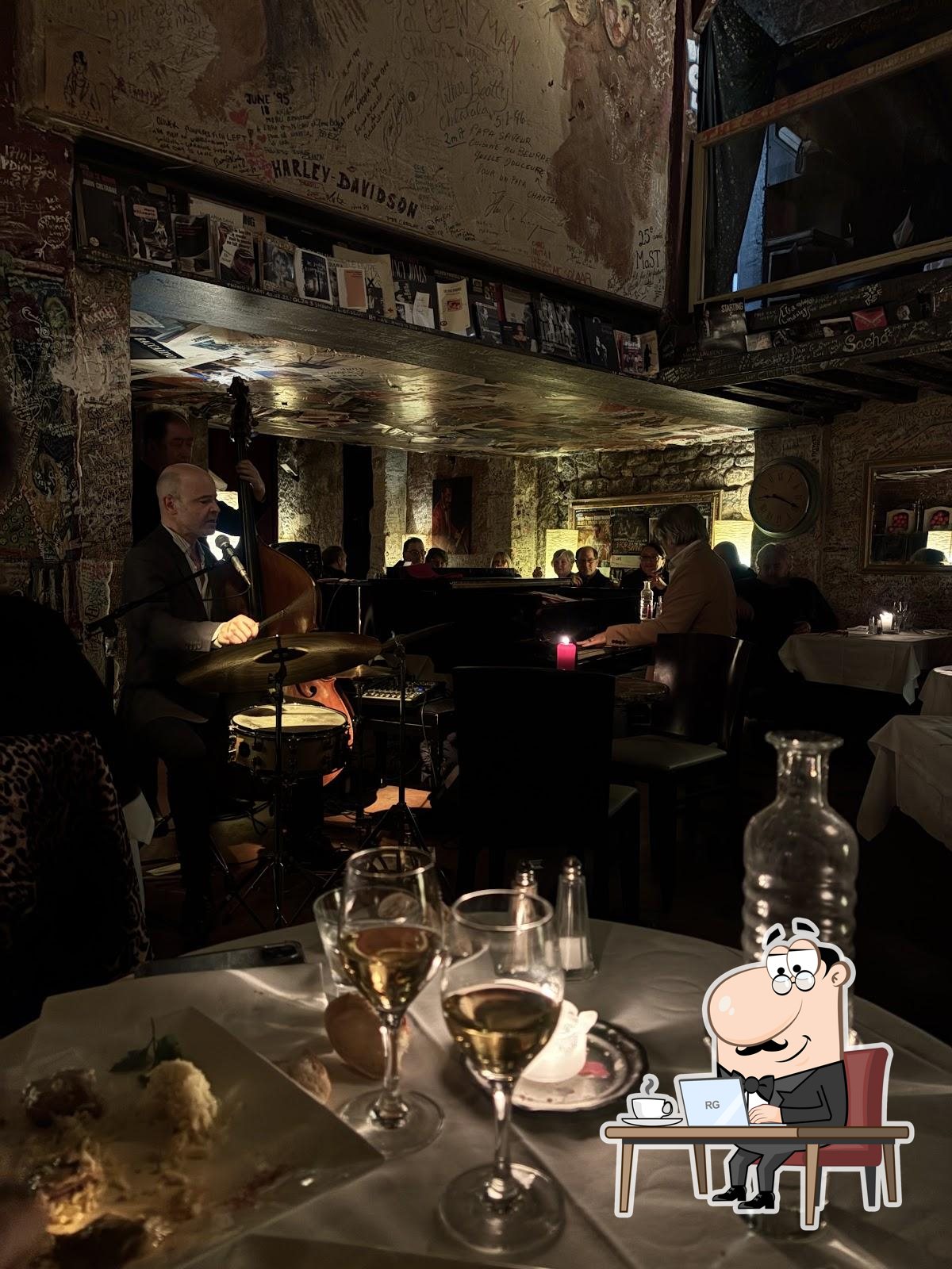 Installez-vous à l'une des tables de Papajazzclub.