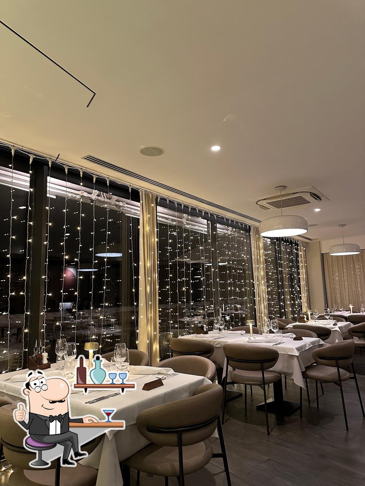 Siediti a un tavolo di Restaurant Adriatic.